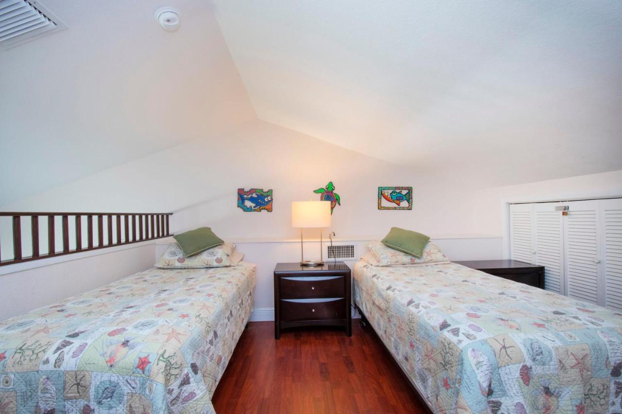 Beach Living At Island Pine Villas Blaw George Town Exteriör bild
