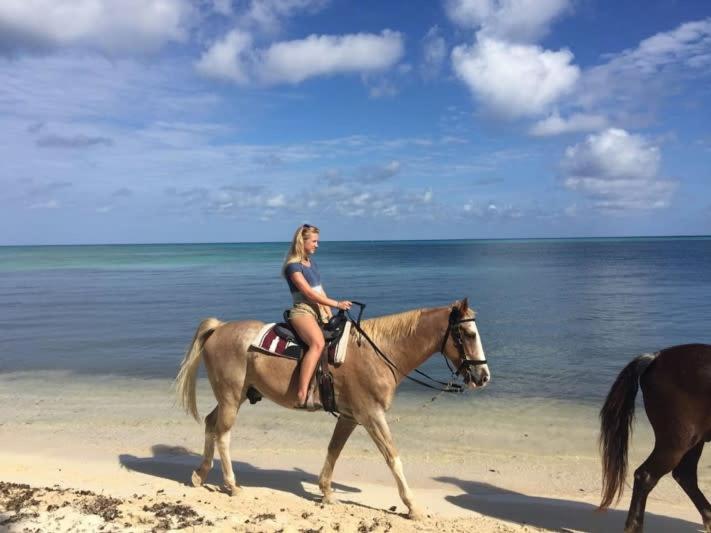 Beach Living At Island Pine Villas Blaw George Town Exteriör bild